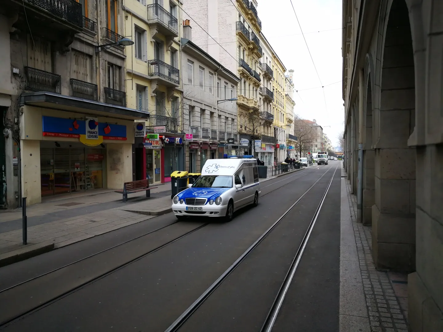 Ambulance Davin dans une rue du centre de Saint-Etienne